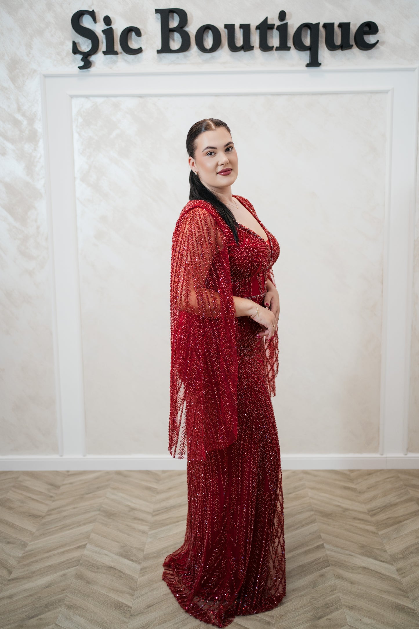 Rochia Alyna – Rochie de seara lunga din dantela, cu mâneci largi evazate
