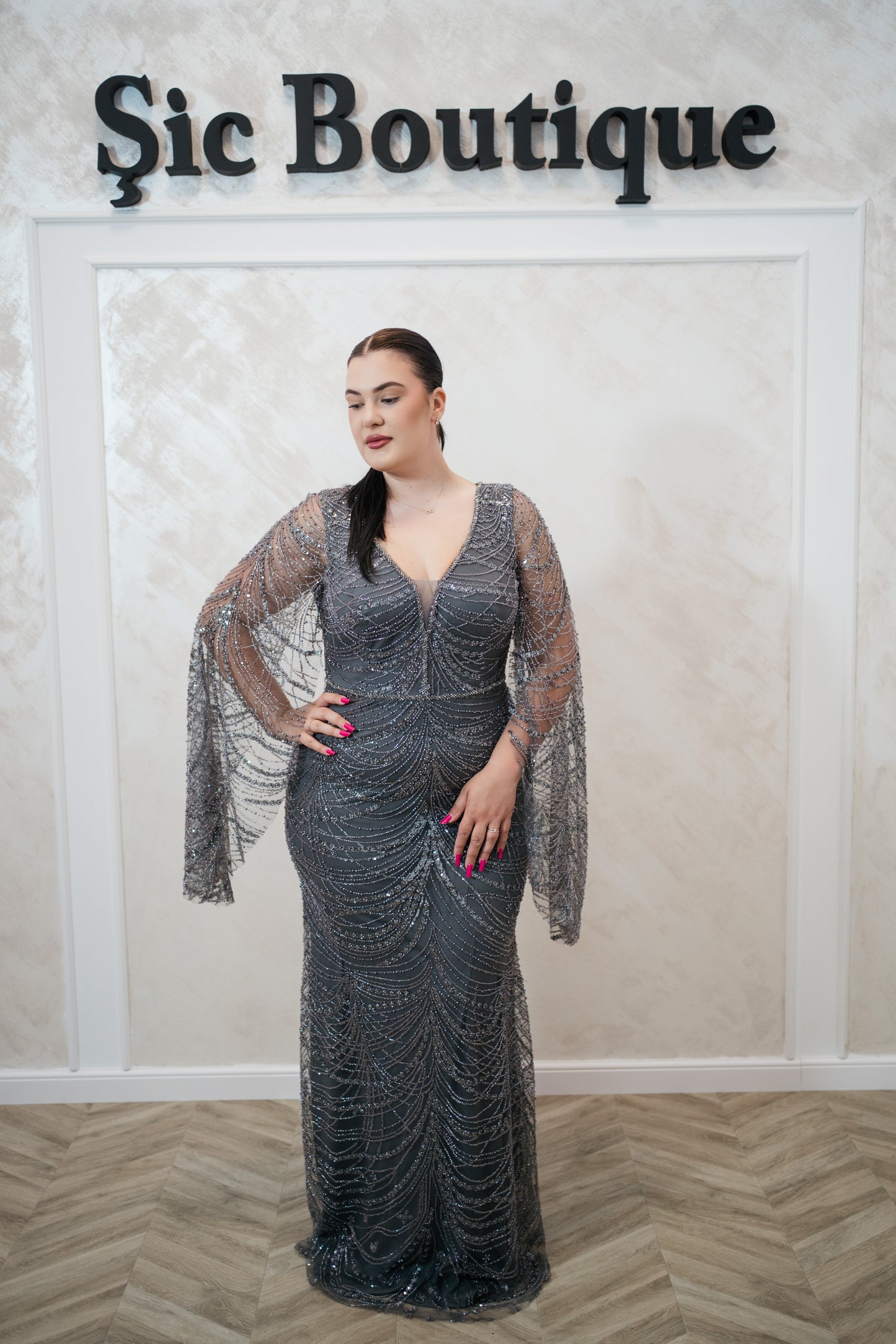 Rochia Alyna – Rochie de seara lunga din dantela, cu mâneci largi evazate