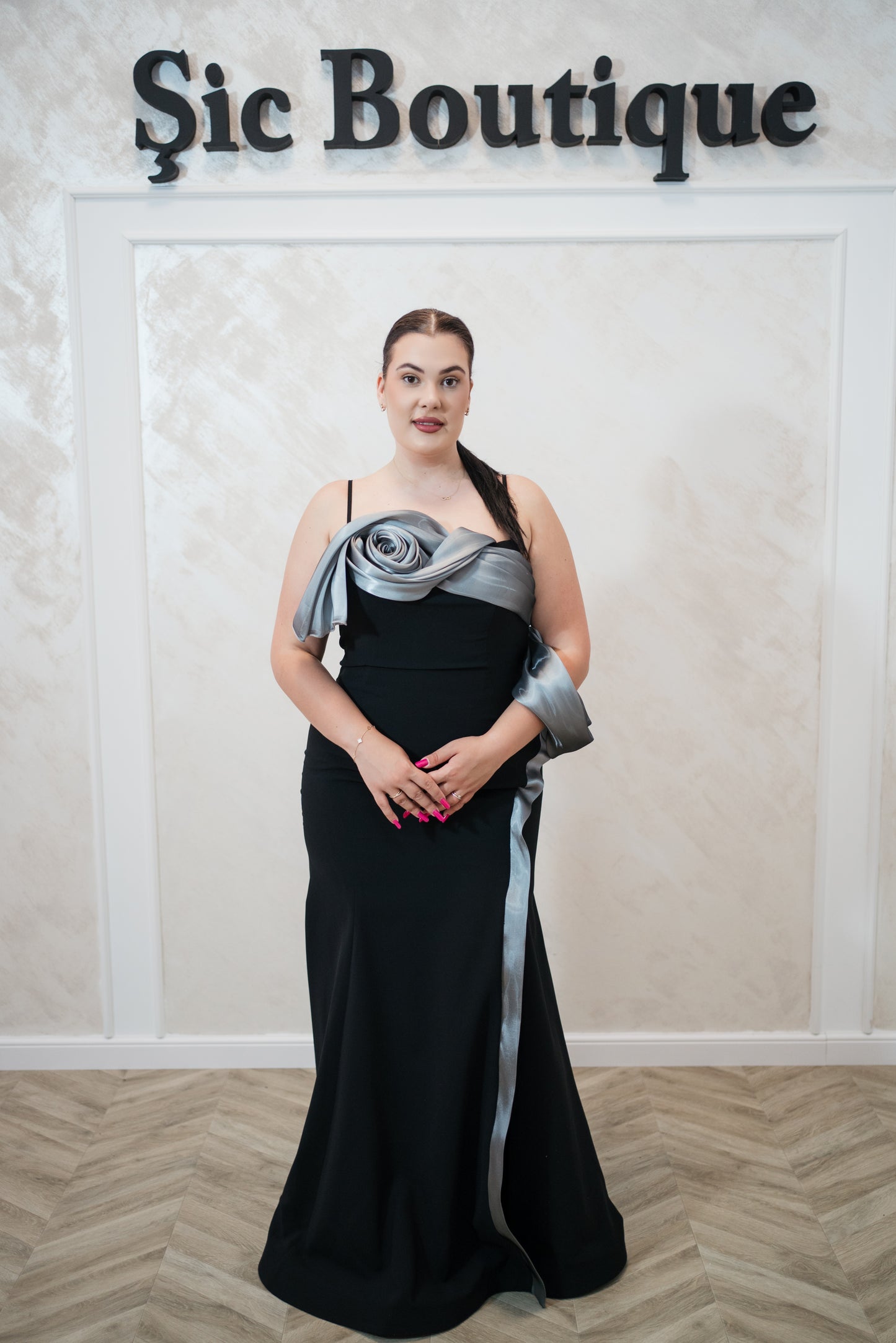 Rochia Shasha- rochie neagră lungă cu detaliu aplicat pe bust