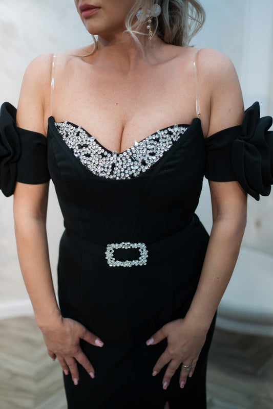 Rochia June- rochie lunga neagra, crapata pe picior