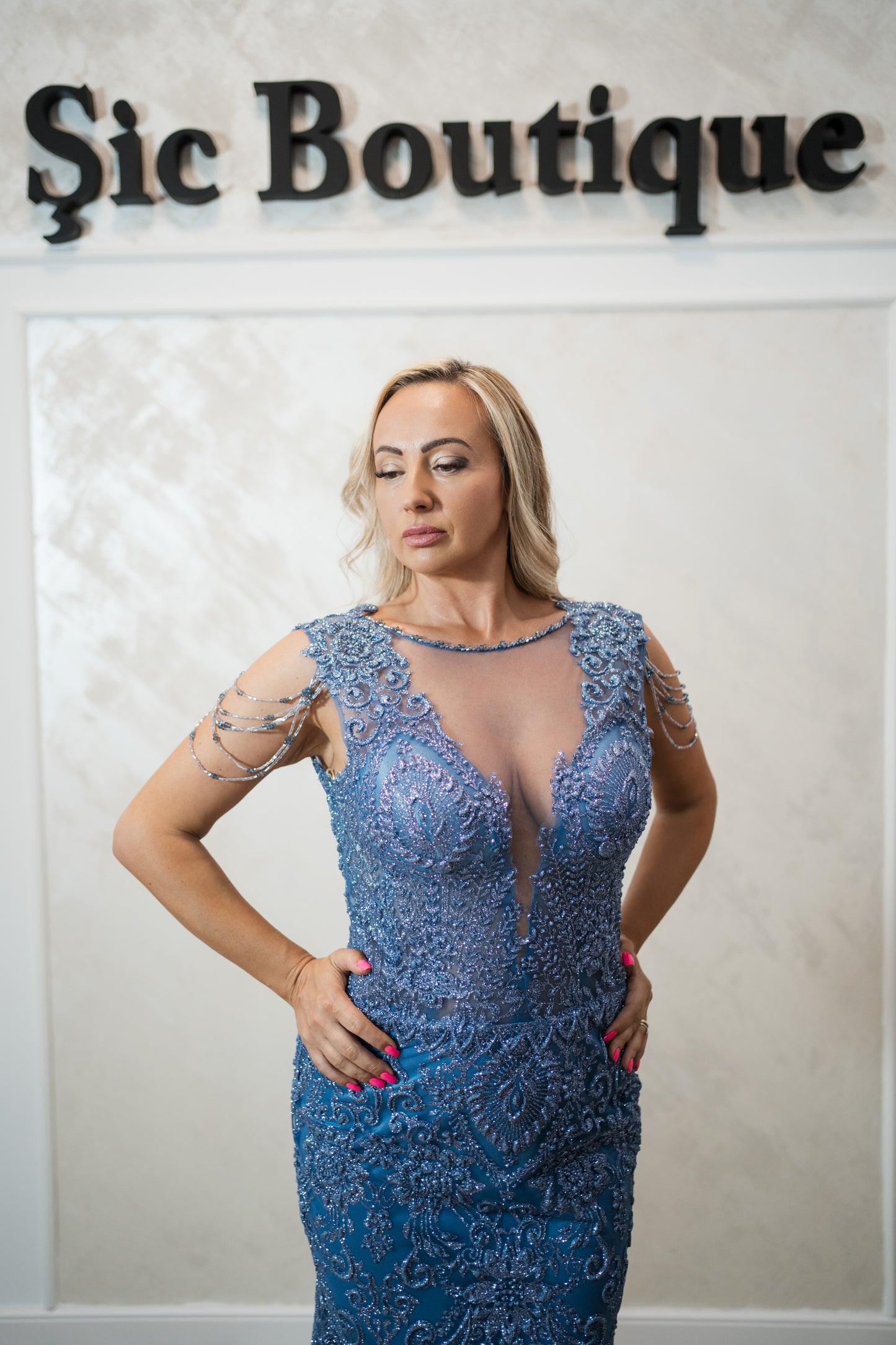 Rochie de seară lungă din tull cu aplicații strălucitoare – Eleganță absolută pentru evenimente speciale