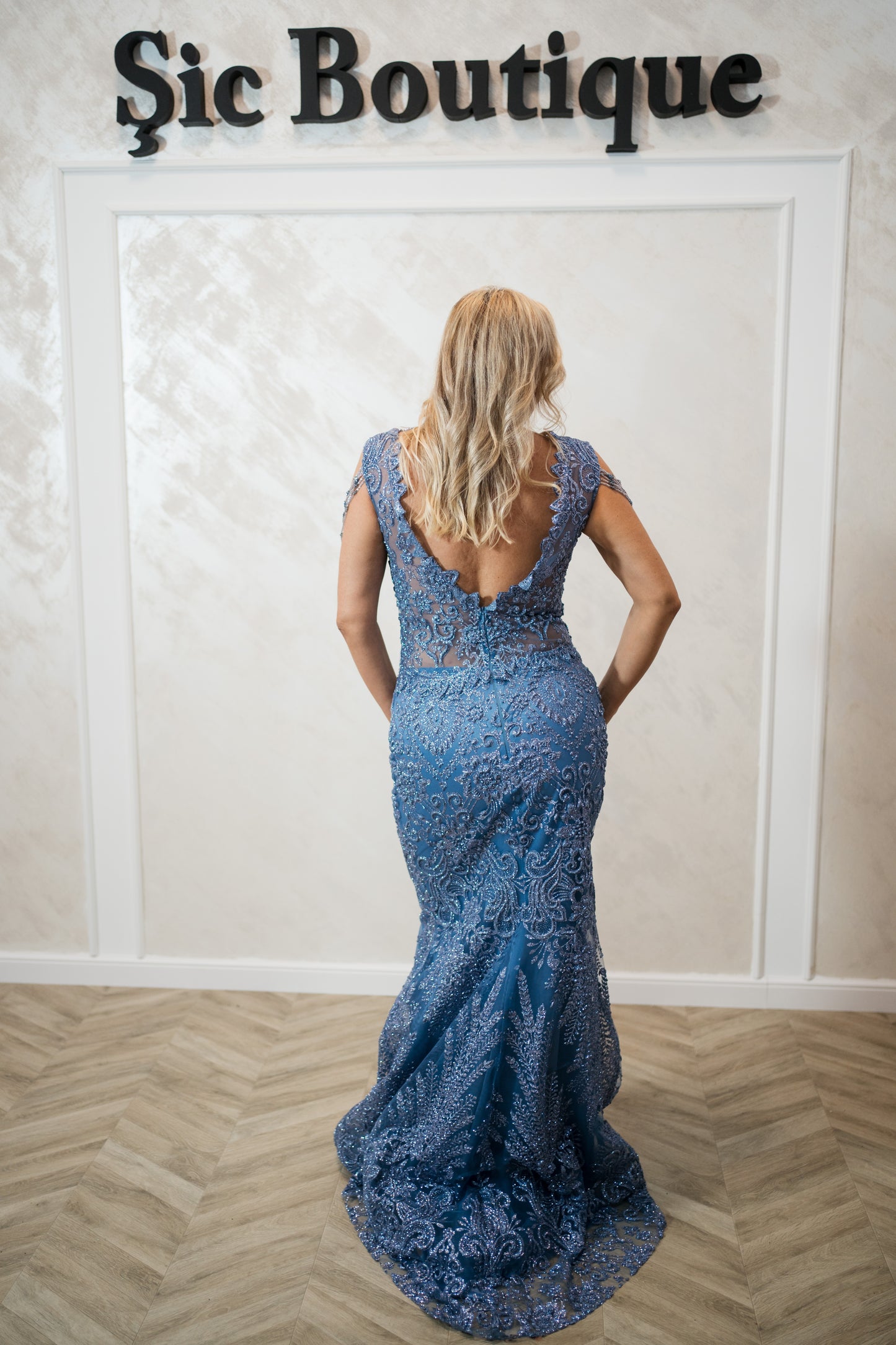 Rochie de seară lungă din tull cu aplicații strălucitoare – Eleganță absolută pentru evenimente speciale