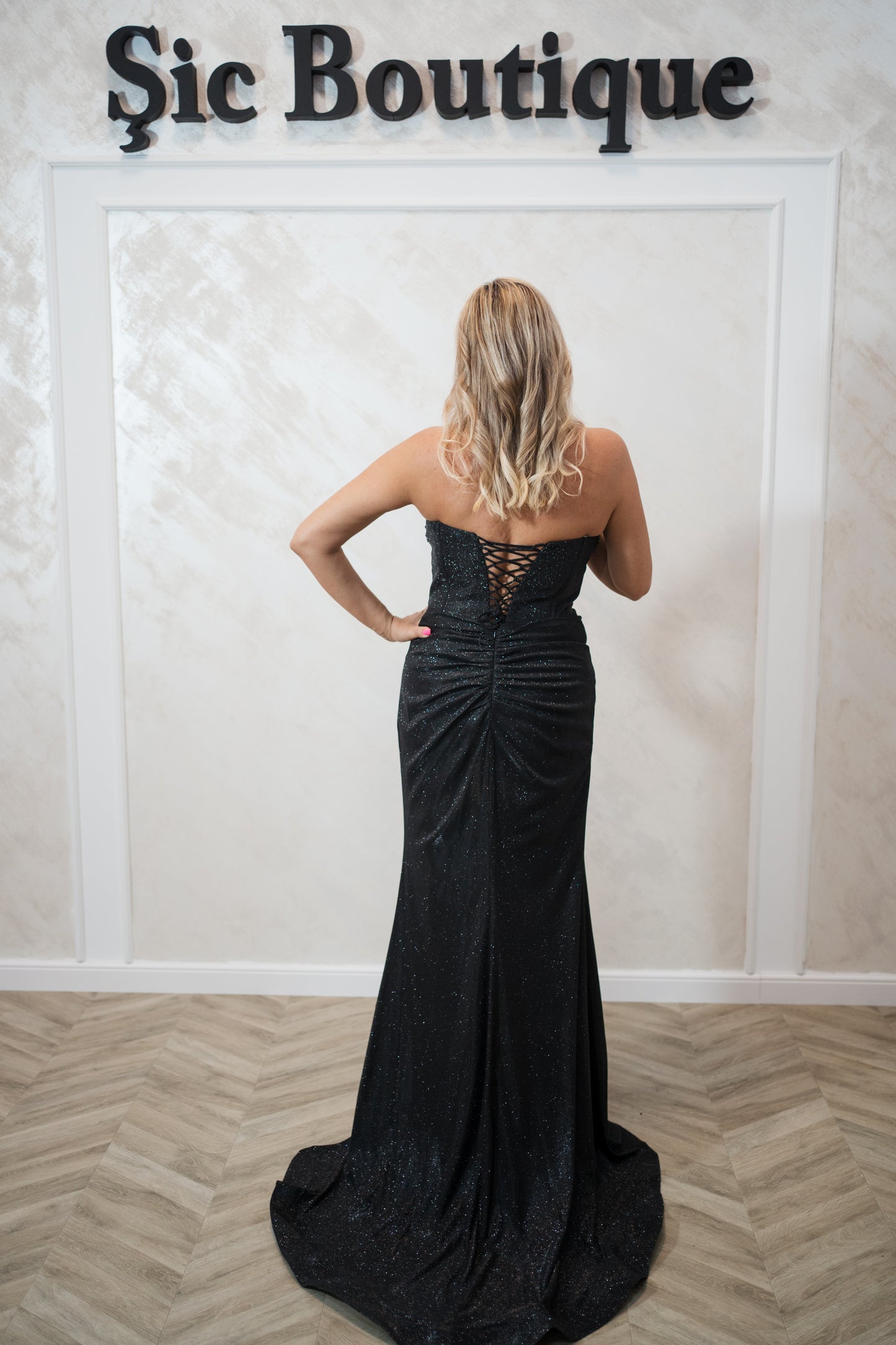 Rochia Gya-Rochie de seară neagră din lurex cu corset incrustat – eleganță cu fiecare pas