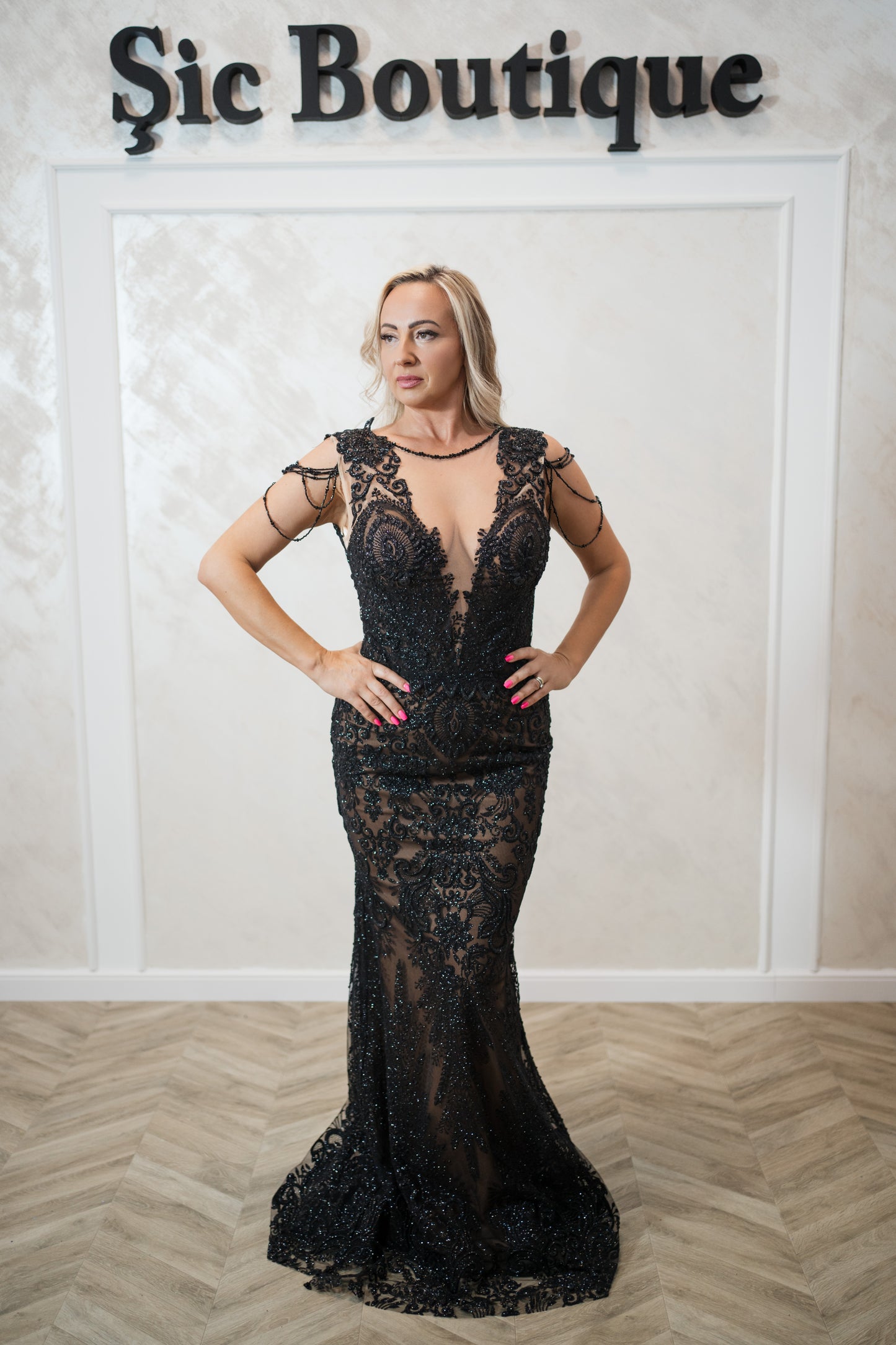 Rochie de seară lungă din tull cu aplicații strălucitoare – Eleganță absolută pentru evenimente speciale