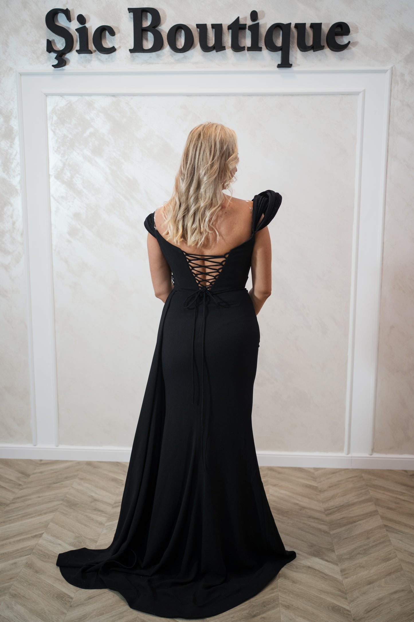 Rochia Emaria-Rochie de seară lungă, elegantă, cu detalii brodate și slit frontal – Negru clasic