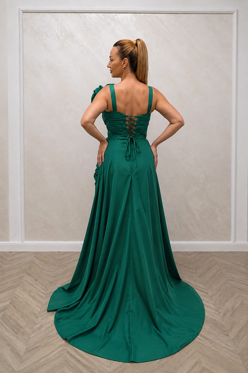 Rochia Hanna – rochie lunga de ocazie cu trena si flori supradimensionate