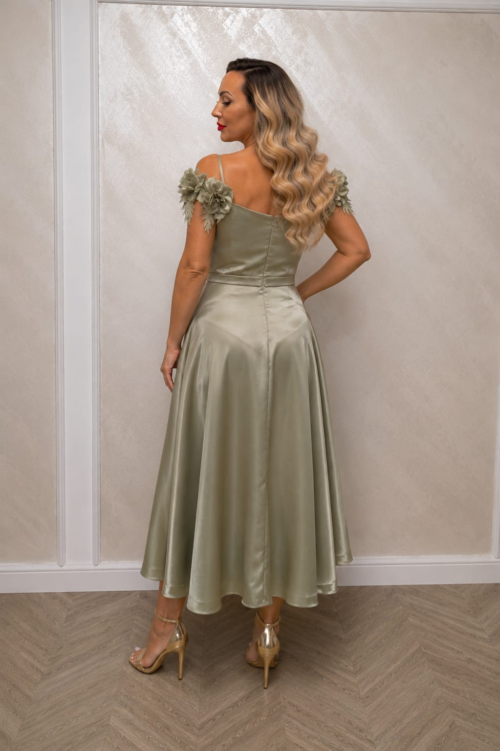 Rochia Roze – rochie midi din satin cu trandafiri 3D