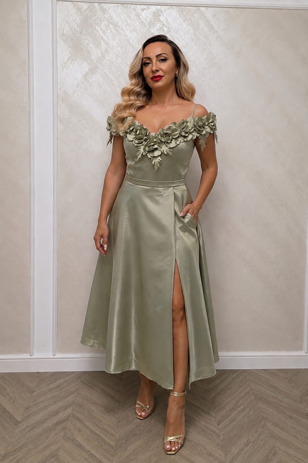 Rochia Roze – rochie midi din satin cu trandafiri 3D