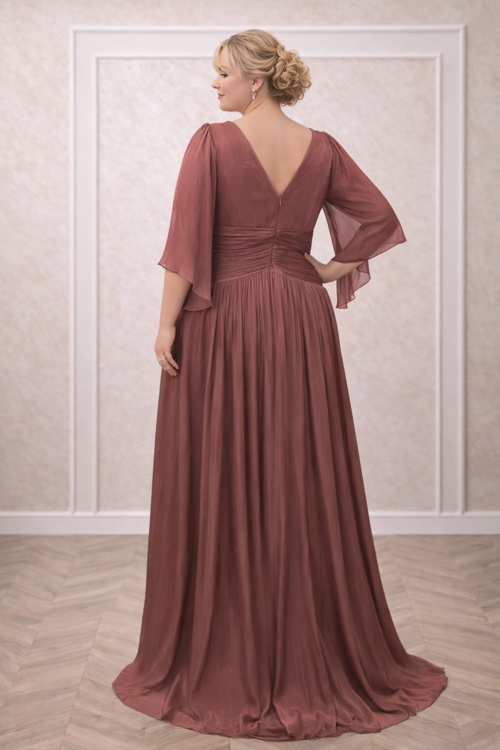 Rochia Aris – Rochie elegantă lungă plus size coniac cu slit si drapaje