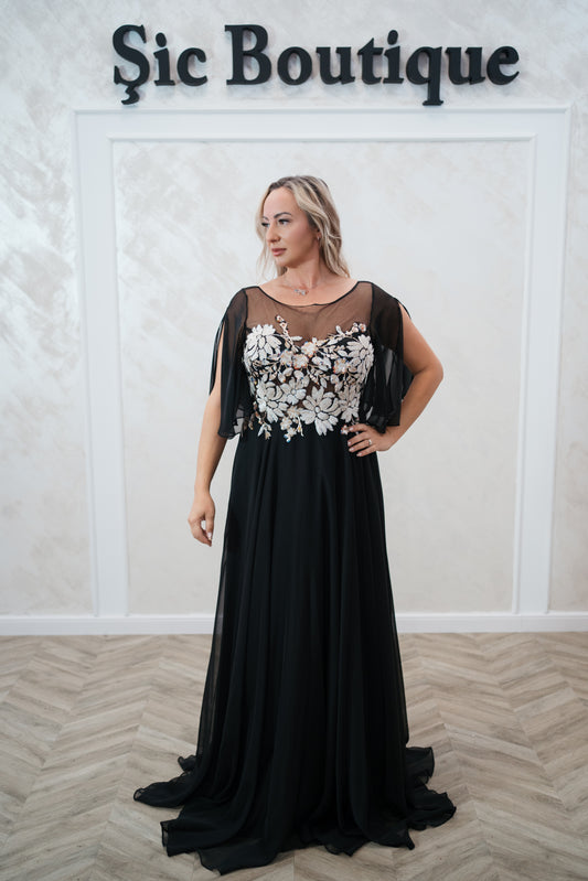 Rochia Mika – Rochie Lunga Eleganta din Voal, cu Spatele Gol și Mâneci Despicate