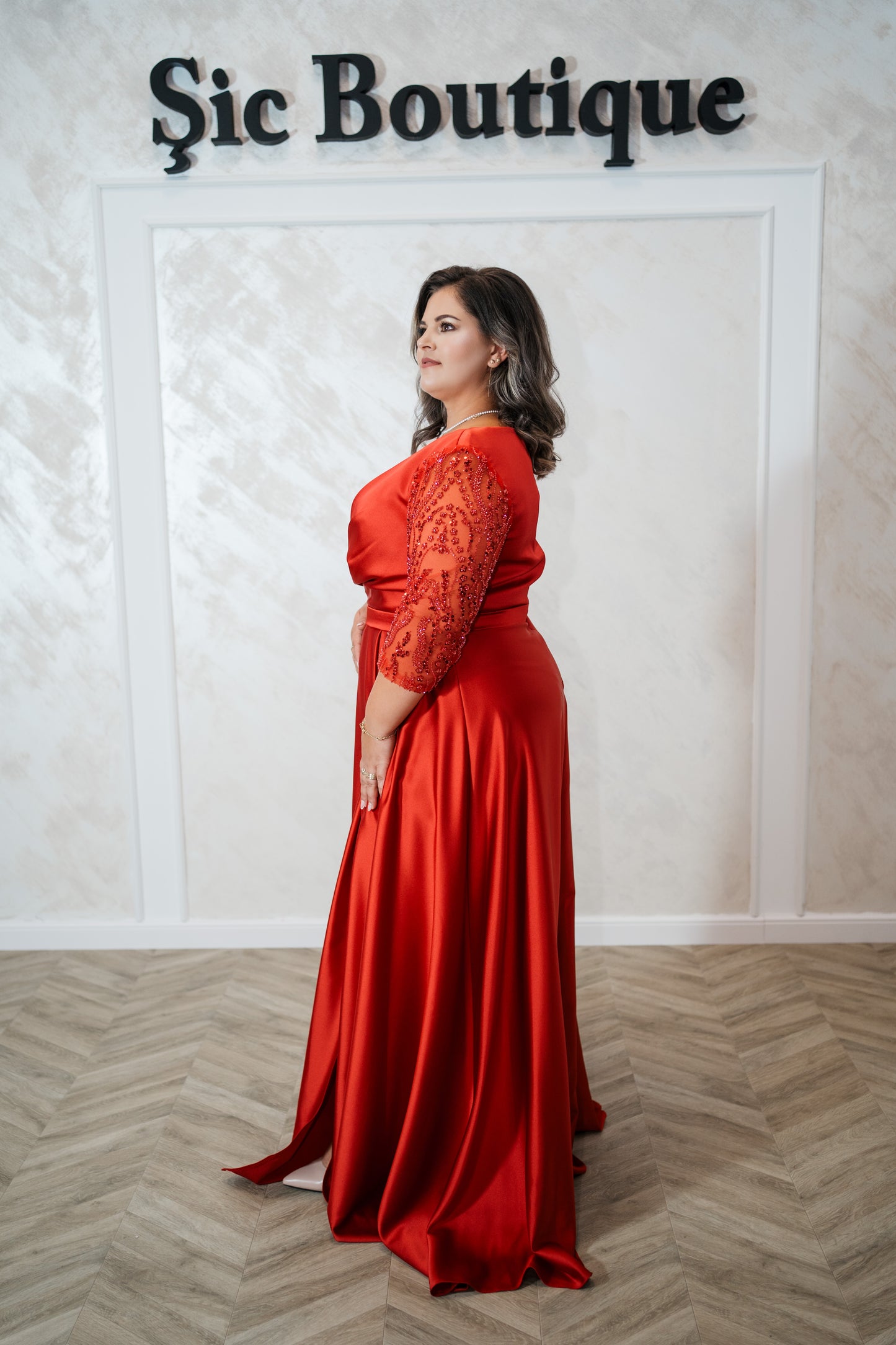 Rochia Oris – Rochie de seara din satin, cu crapatura pe picior