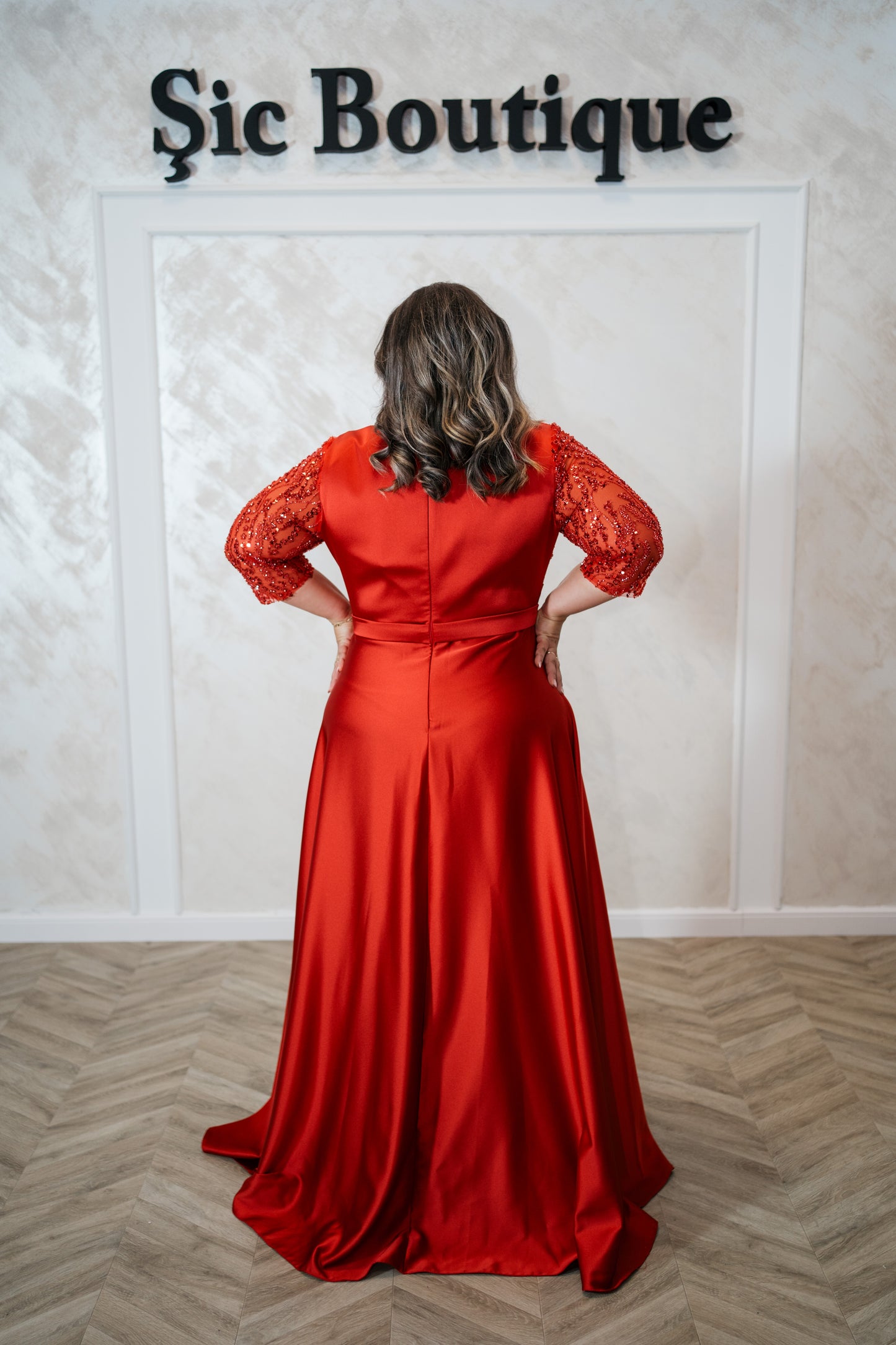 Rochia Oris – Rochie de seara din satin, cu crapatura pe picior