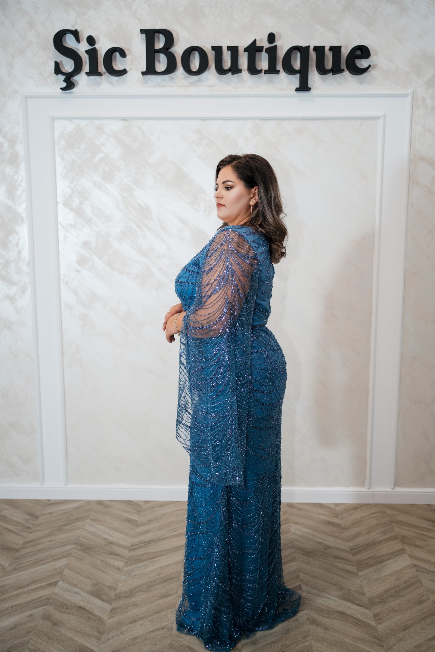 Rochia Alyna – Rochie de seara lunga din dantela, cu mâneci largi evazate