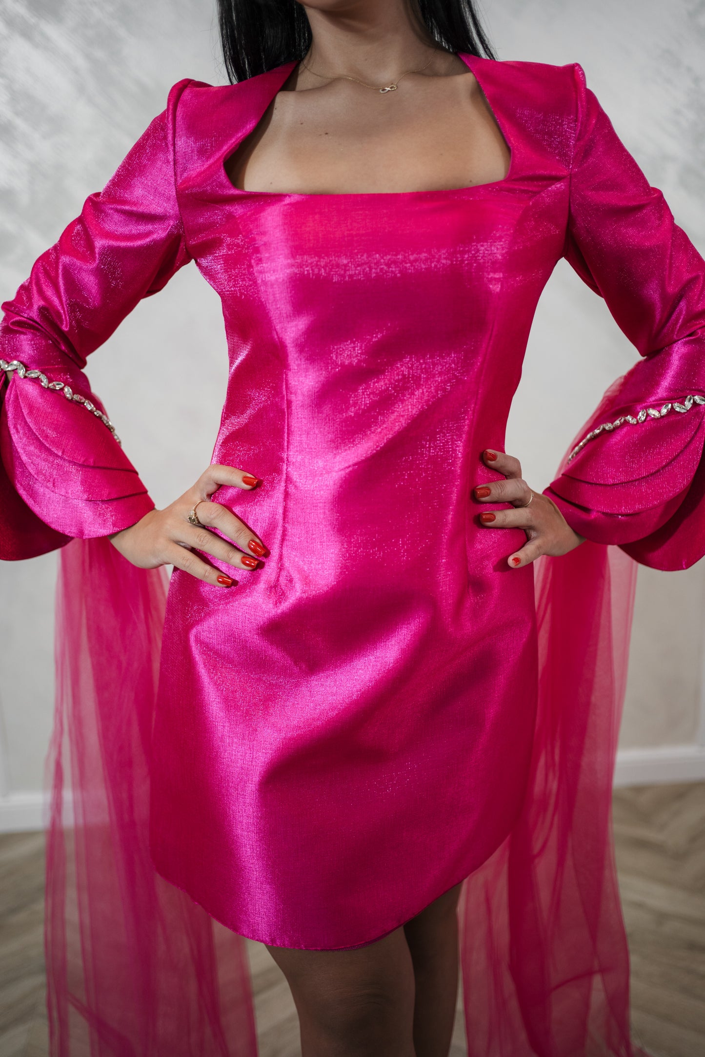 Rochie scurta NAZAN din tafta – fucsia, eleganta, cu maneci lungi și detalii din tull