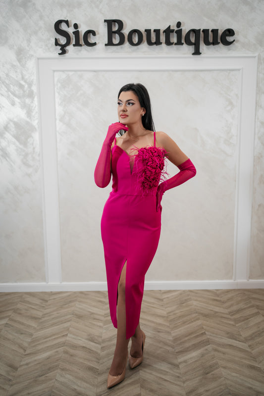 Rochia Taylor – Rochie midi eleganta fucsia, cu slit și detalii spectaculoase