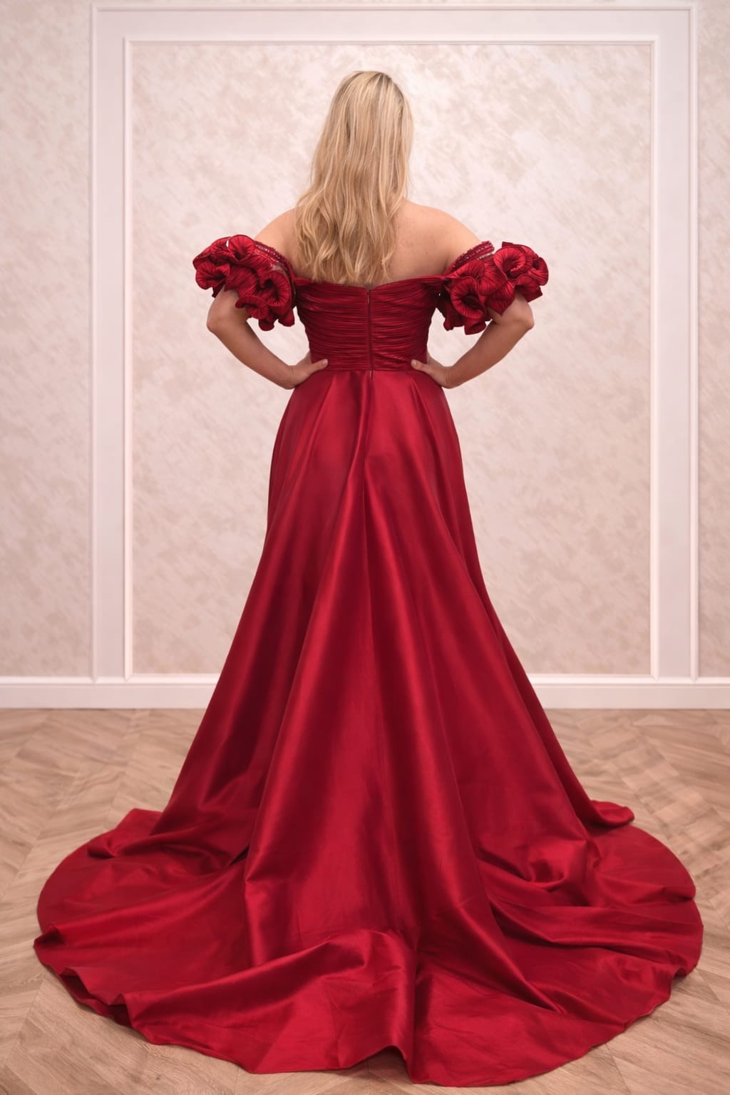 Rochia Serenity – Rochie lunga magenta cu trena si umeri goi