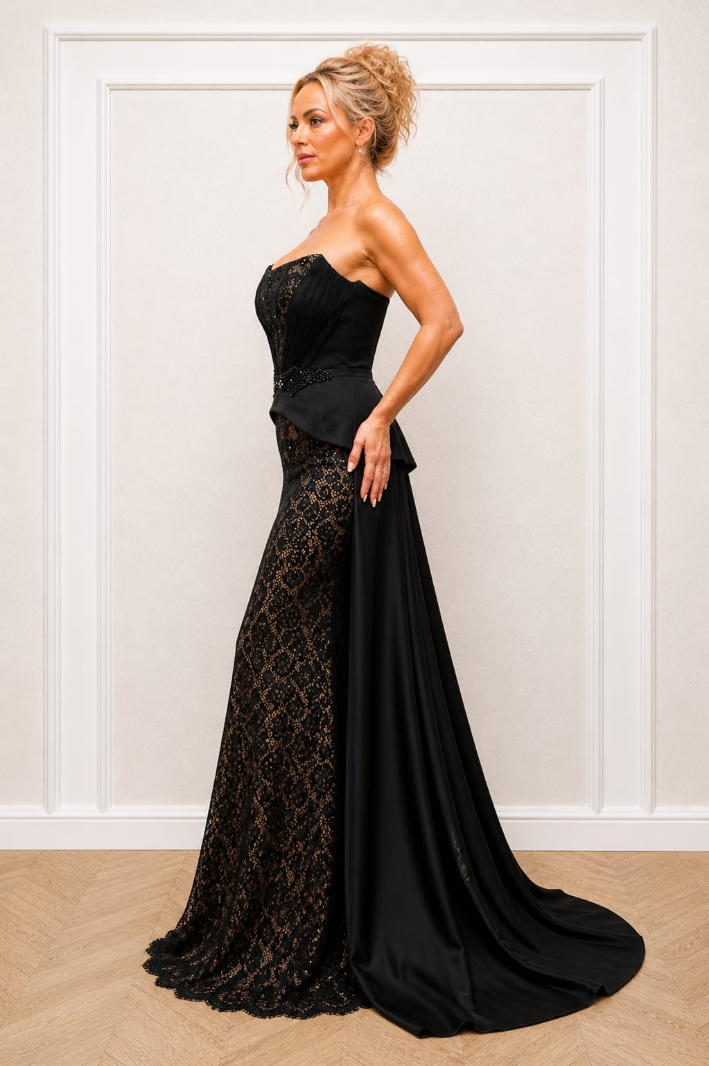 Rochia Noar Coture - rochie neagra dantelata cu corset si trena
