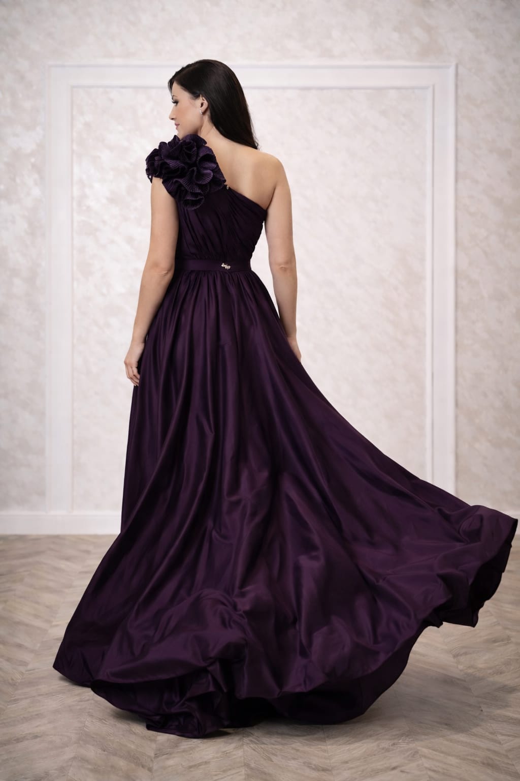 Rochia Casia – Rochie eleganta de seara din tafta creponata, cu crapatura pe picior