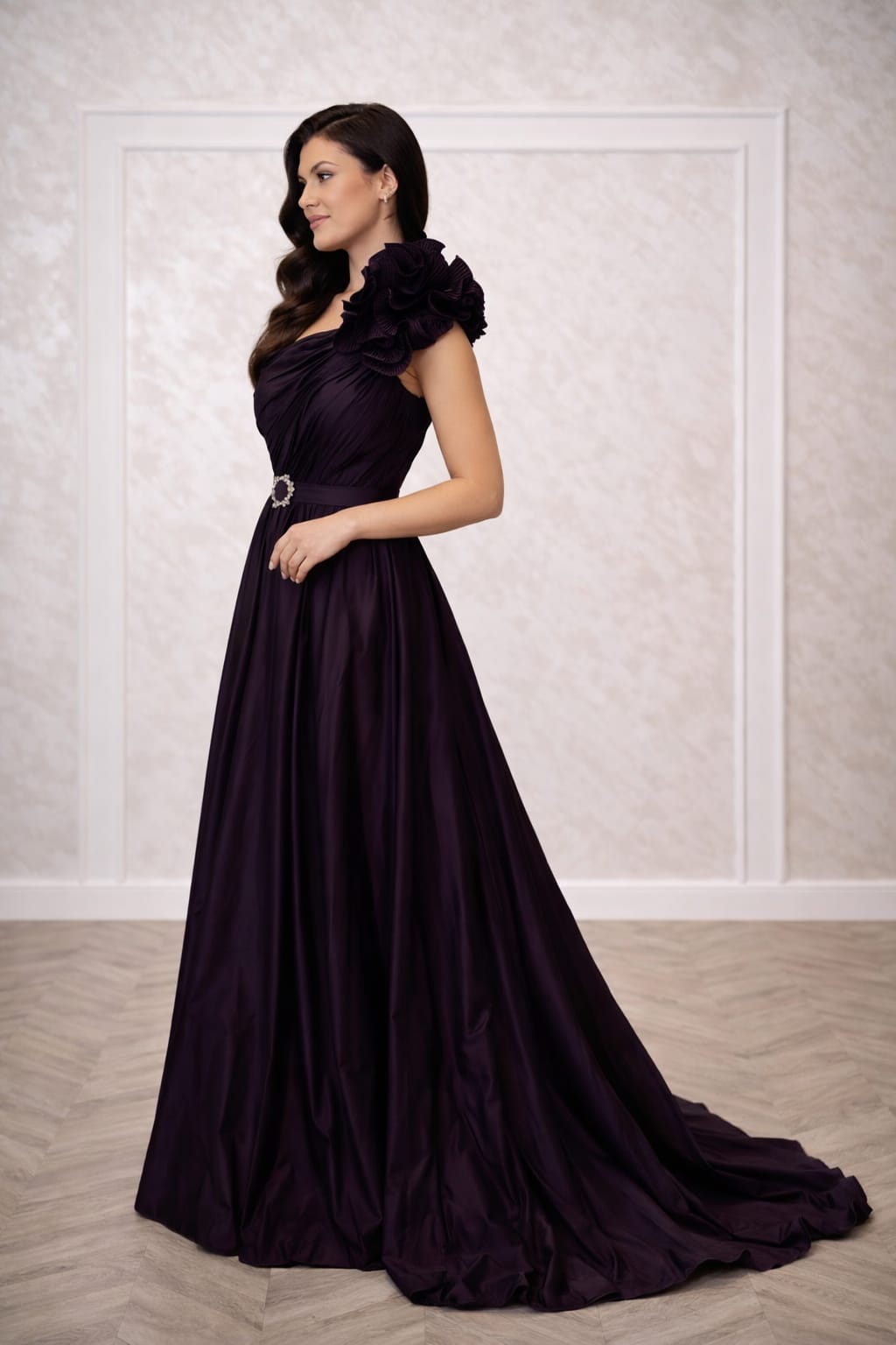 Rochia Casia – Rochie eleganta de seara din tafta creponata, cu crapatura pe picior