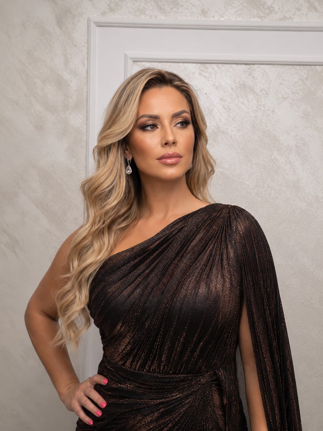 Rochia Rene – Rochie lunga de seara cu slit si maneca tip esarfa asimetrica