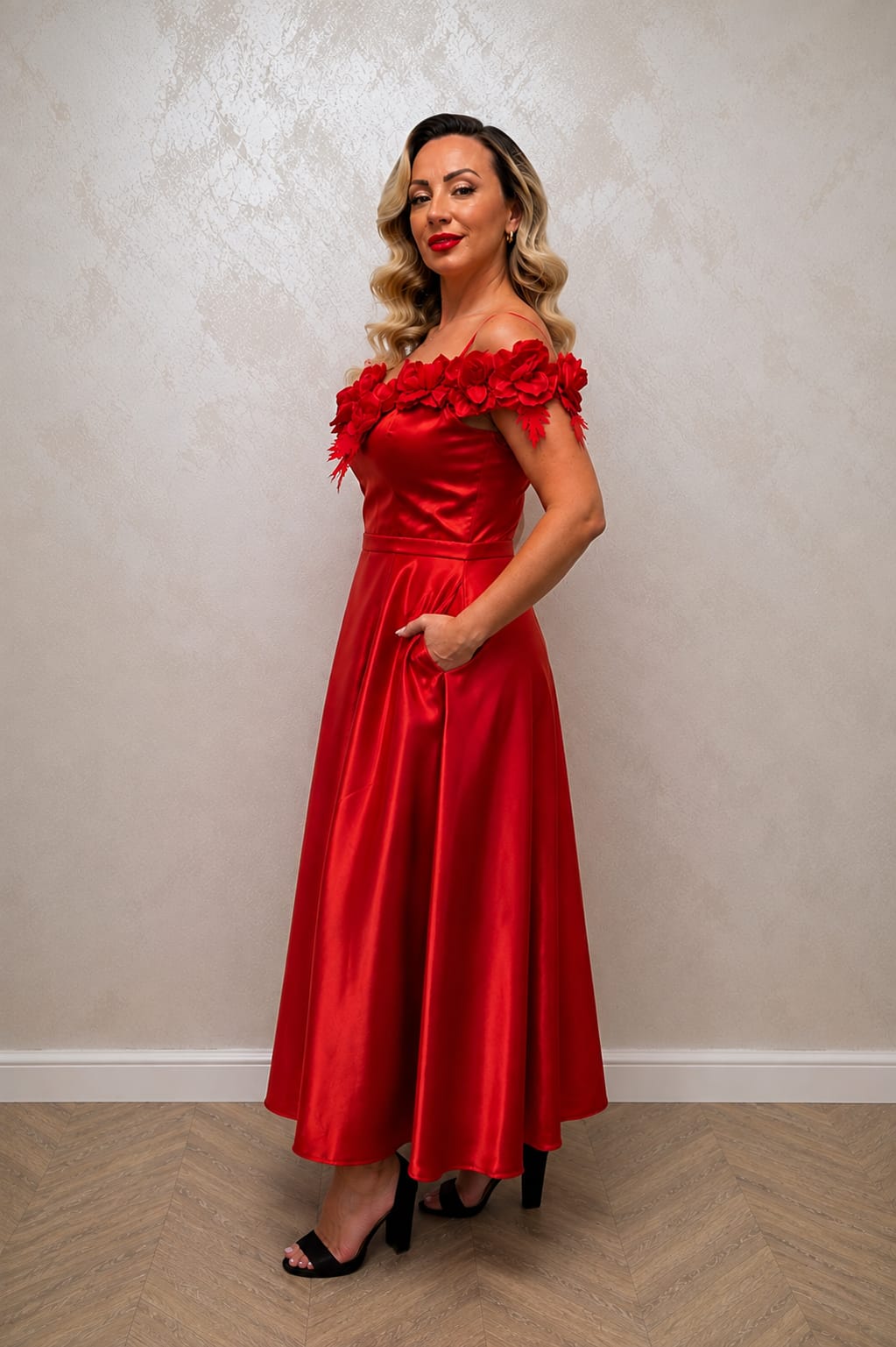 Rochia Roze – rochie midi din satin cu trandafiri 3D