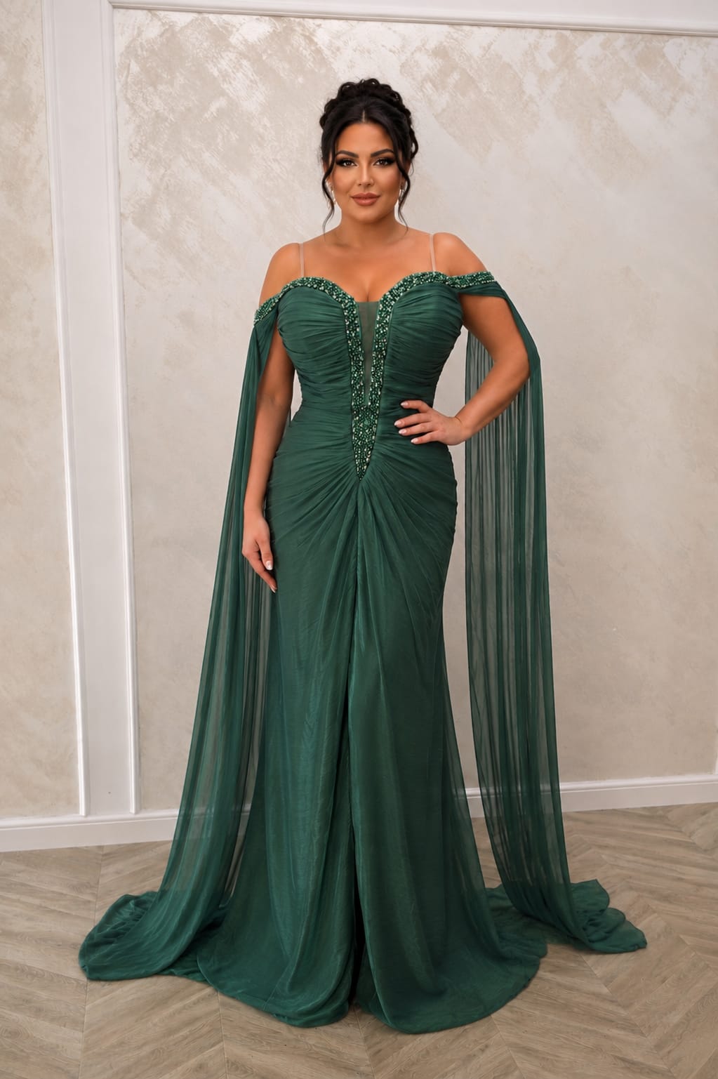 Rochia Emerald Goddess – rochie lunga verde smarald cu drapaje luxury si maeci tip capa. Ideala pentru nunti gale si evenimente elegante
