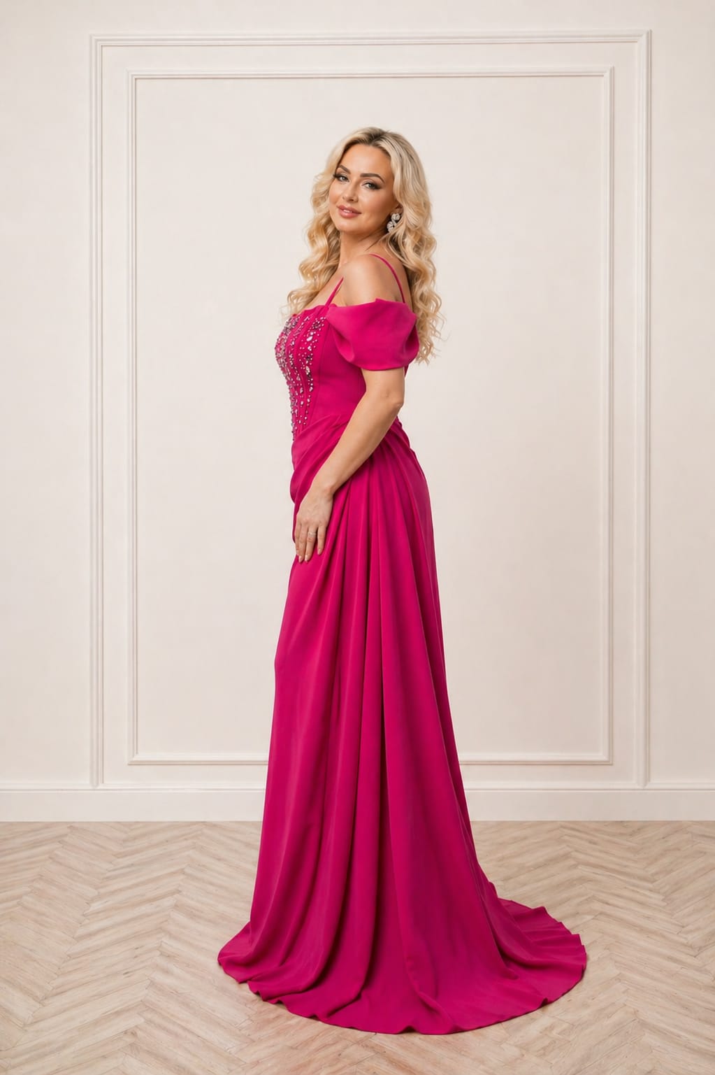 Rochia Hellen – Rochie lunga  sirena fuchsia cu aplicatii din cristale