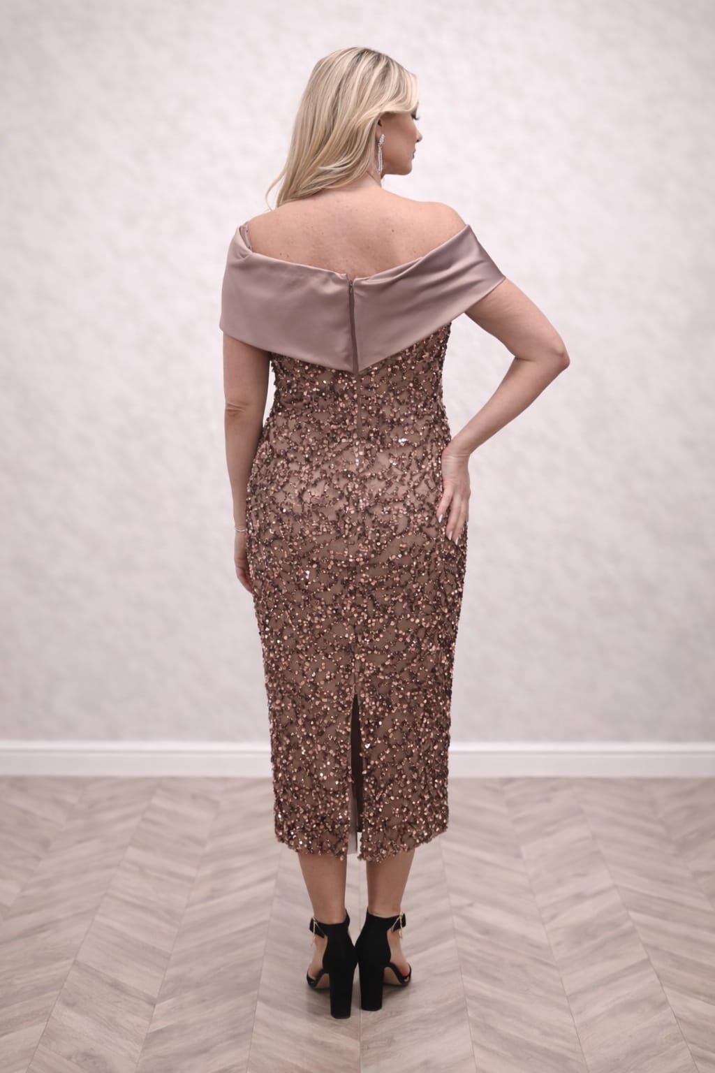 Rochia Magda – Rochie midi eleganta cu aplicatii stralucitoare si umeri cazuti