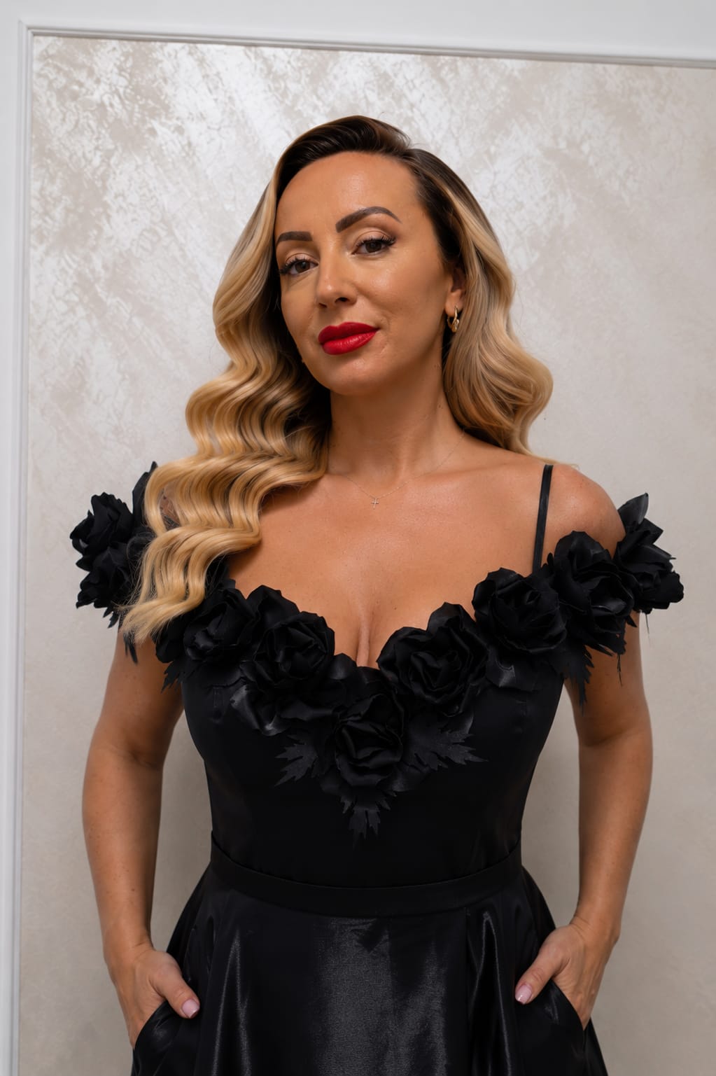 Rochia Roze – rochie midi din satin cu trandafiri 3D
