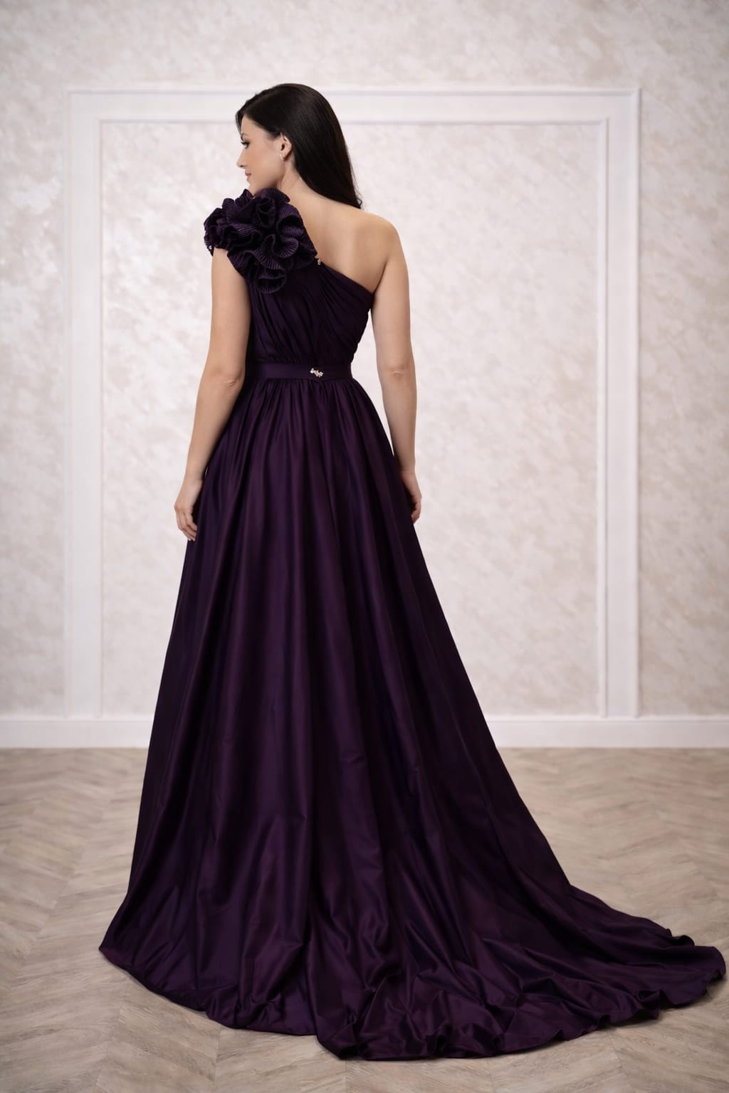 Rochia Casia – Rochie eleganta de seara din tafta creponata, cu crapatura pe picior