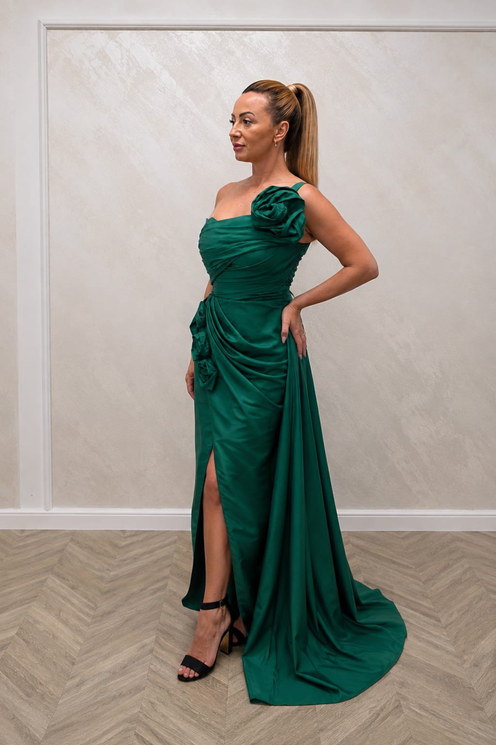 Rochia Hanna – rochie lunga de ocazie cu trena si flori supradimensionate