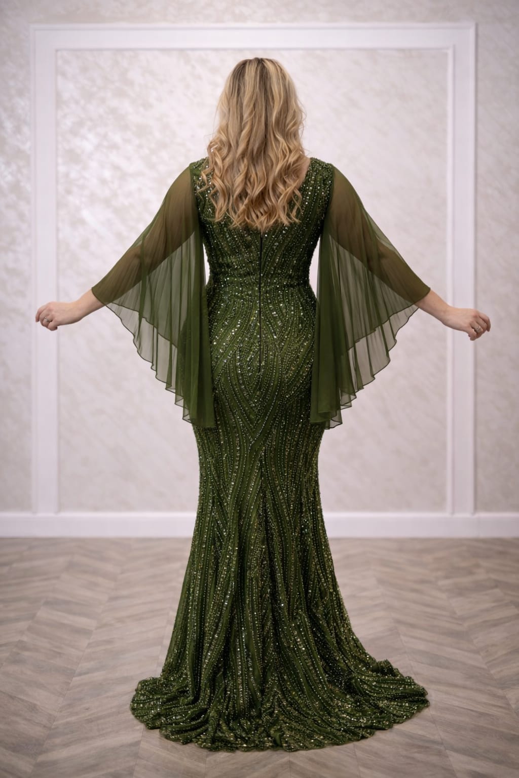 Rochia Salix – Rochie eleganta de seara din material perlat, cu maneci din voal