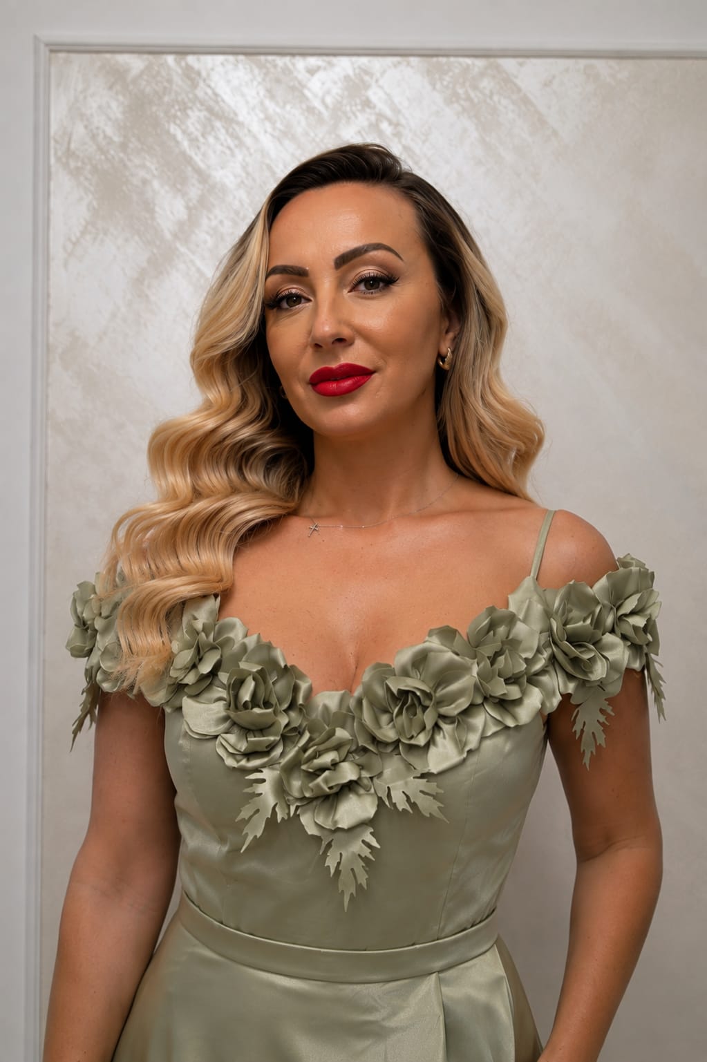 Rochia Roze – rochie midi din satin cu trandafiri 3D