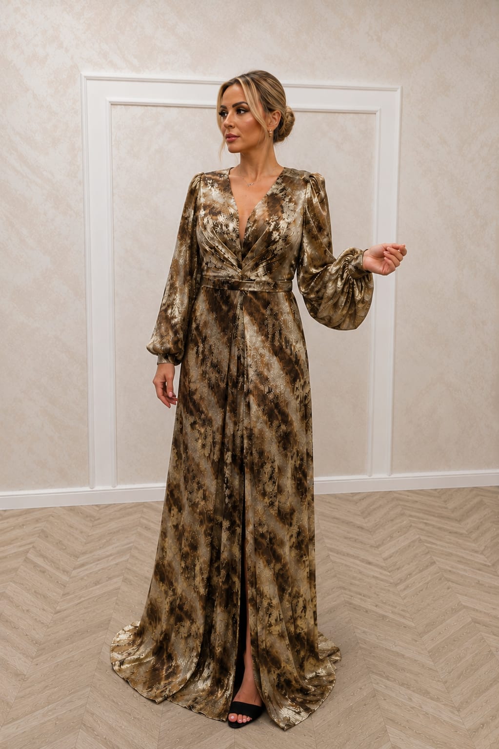 Rochia Gala-rochie lunga eleganta aurie cu maneci boho si decolteu petrecut