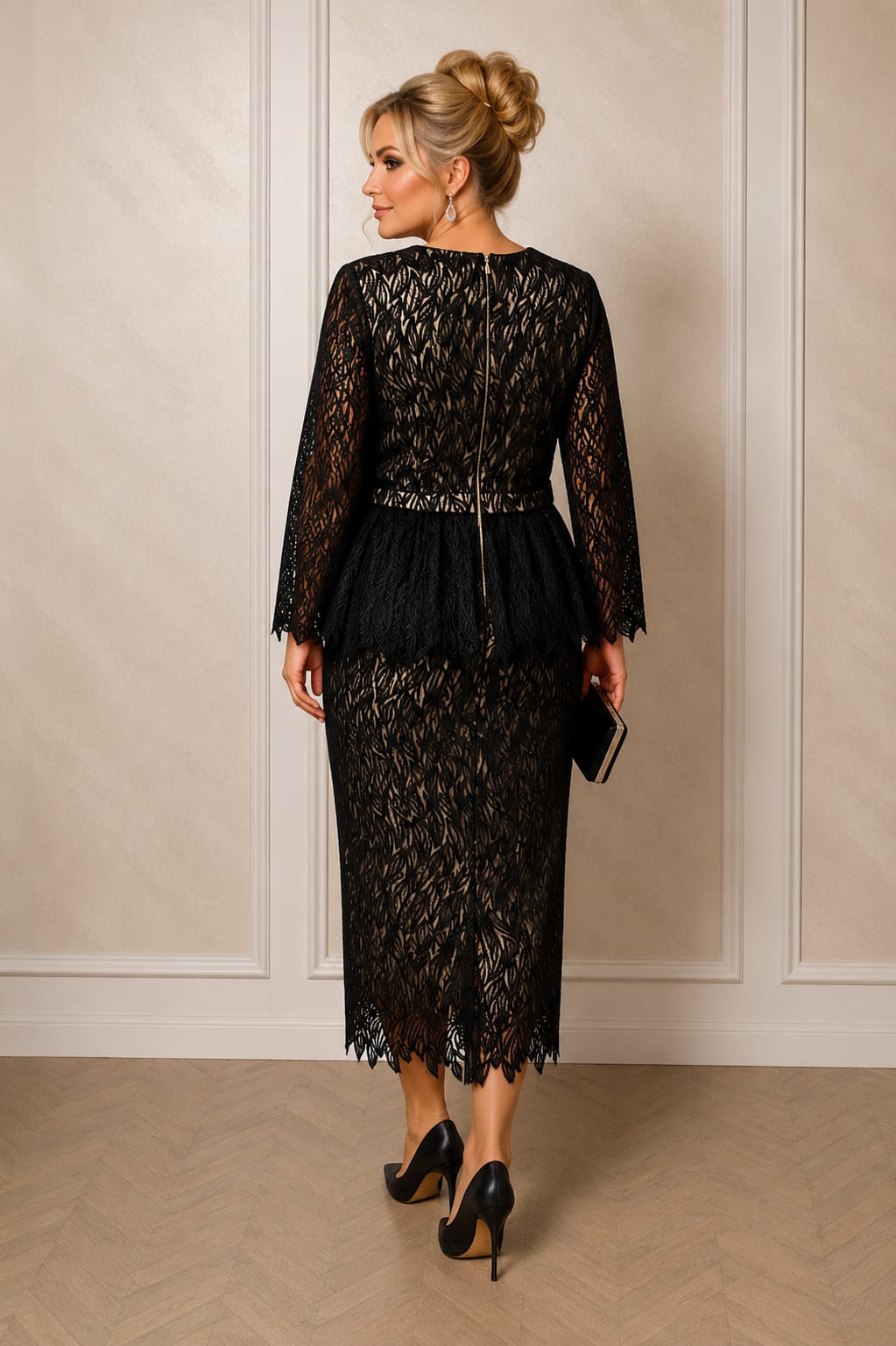 Rochia Dina – rochie midi eleganta din dantela neagra pe fundal nude-bej