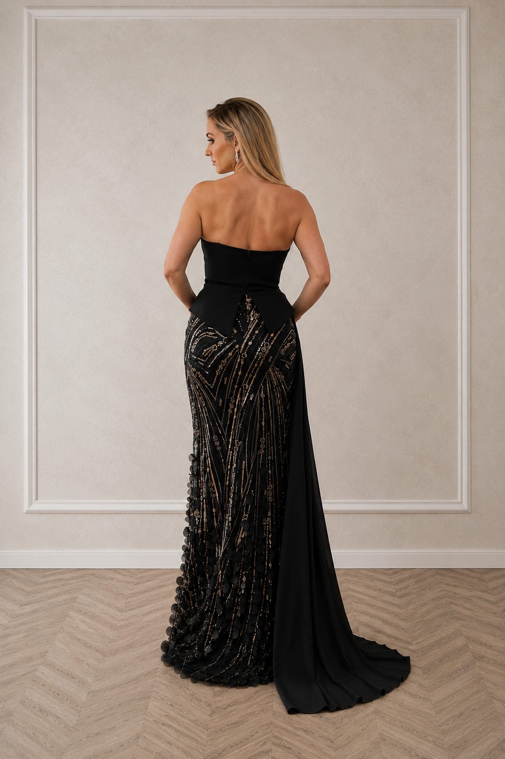 Rochie de Seară Ianis – Rochie lunga neagra cu insertii de auriu , corset asimetric cu decolteu generos