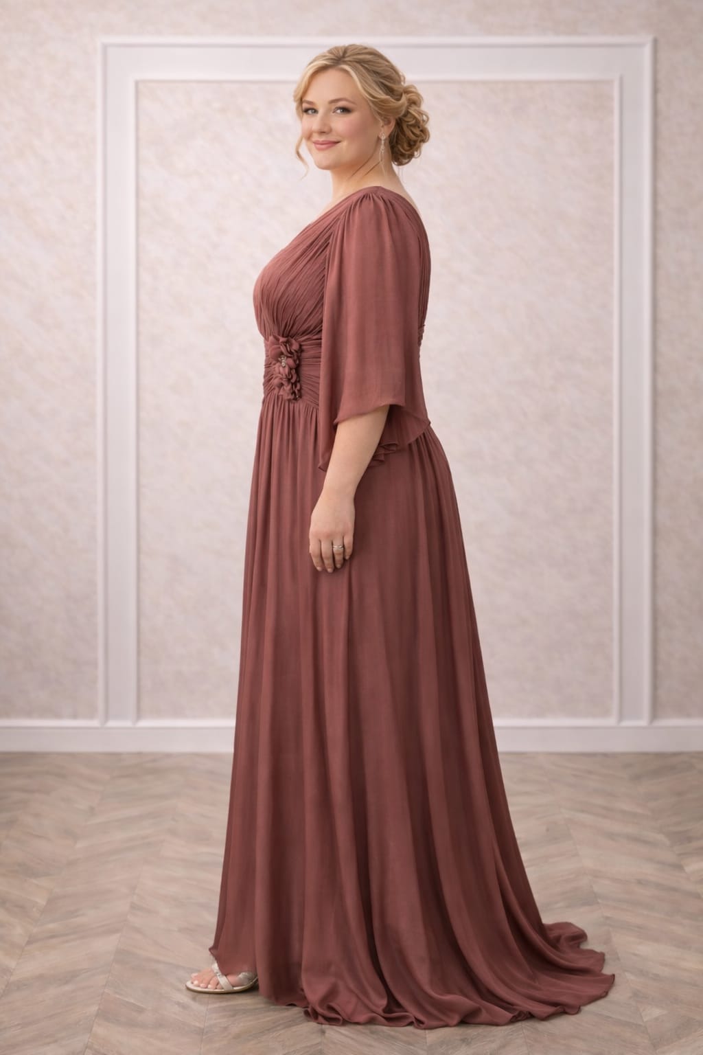 Rochia Aris – Rochie elegantă lungă plus size coniac cu slit si drapaje