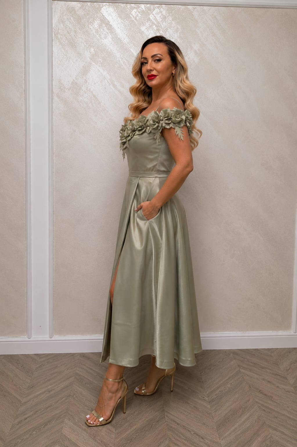 Rochia Roze – rochie midi din satin cu trandafiri 3D