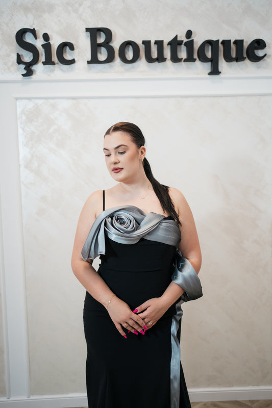 Rochia Shasha- rochie neagră lungă cu detaliu aplicat pe bust