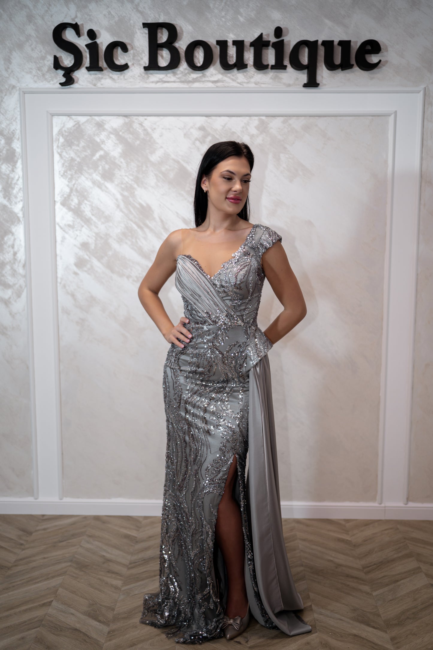 Rochia Mistic - Rochie de seara din satin elastic cu broderie de perle și paiete