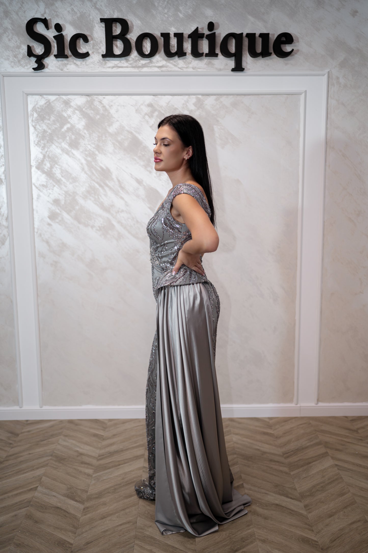 Rochia Mistic - Rochie de seara din satin elastic cu broderie de perle și paiete