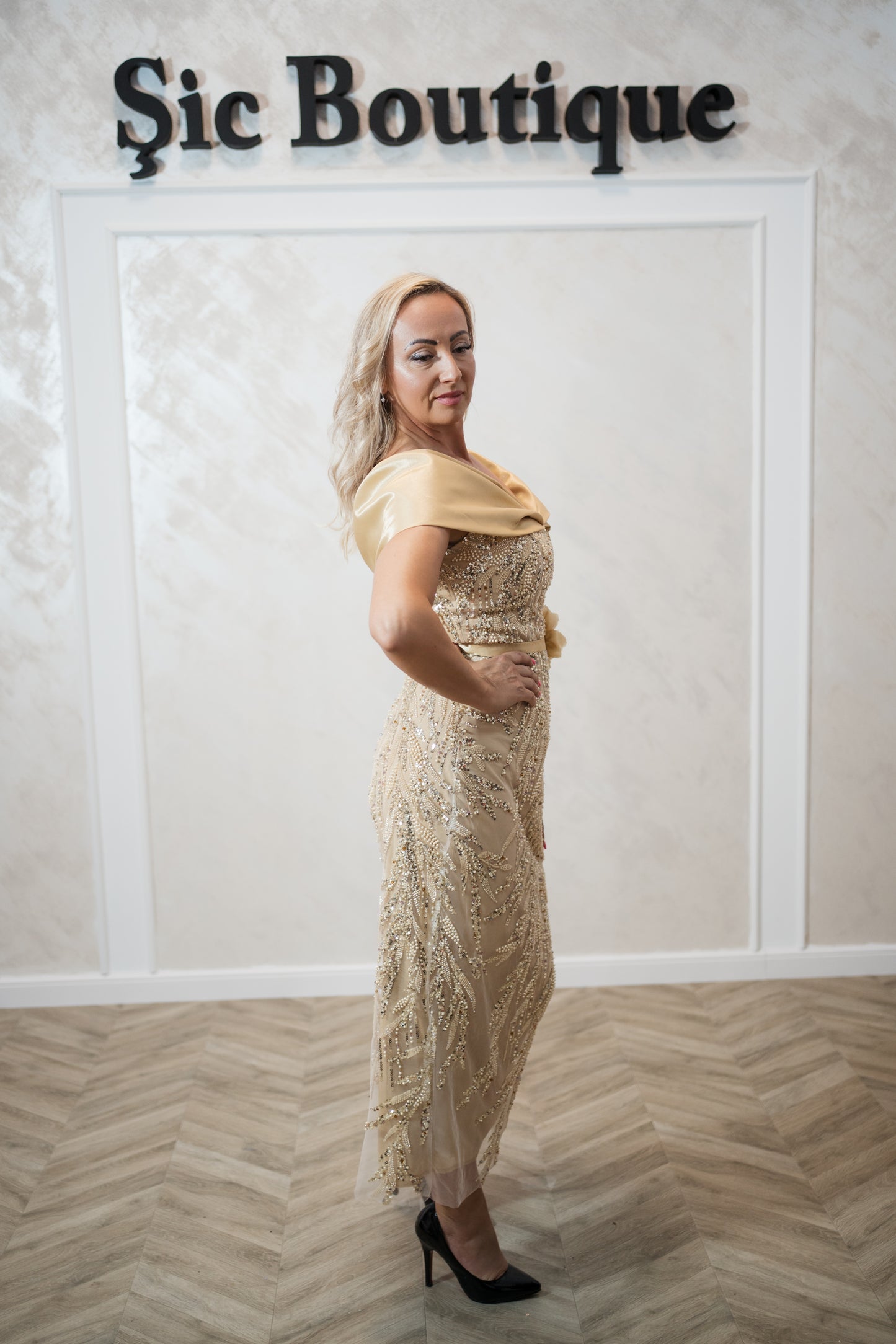 Rochia Marga-Rochie de seară elegantă, stil clasic, cu aplicații din perle și cristale – Auriu Champagne