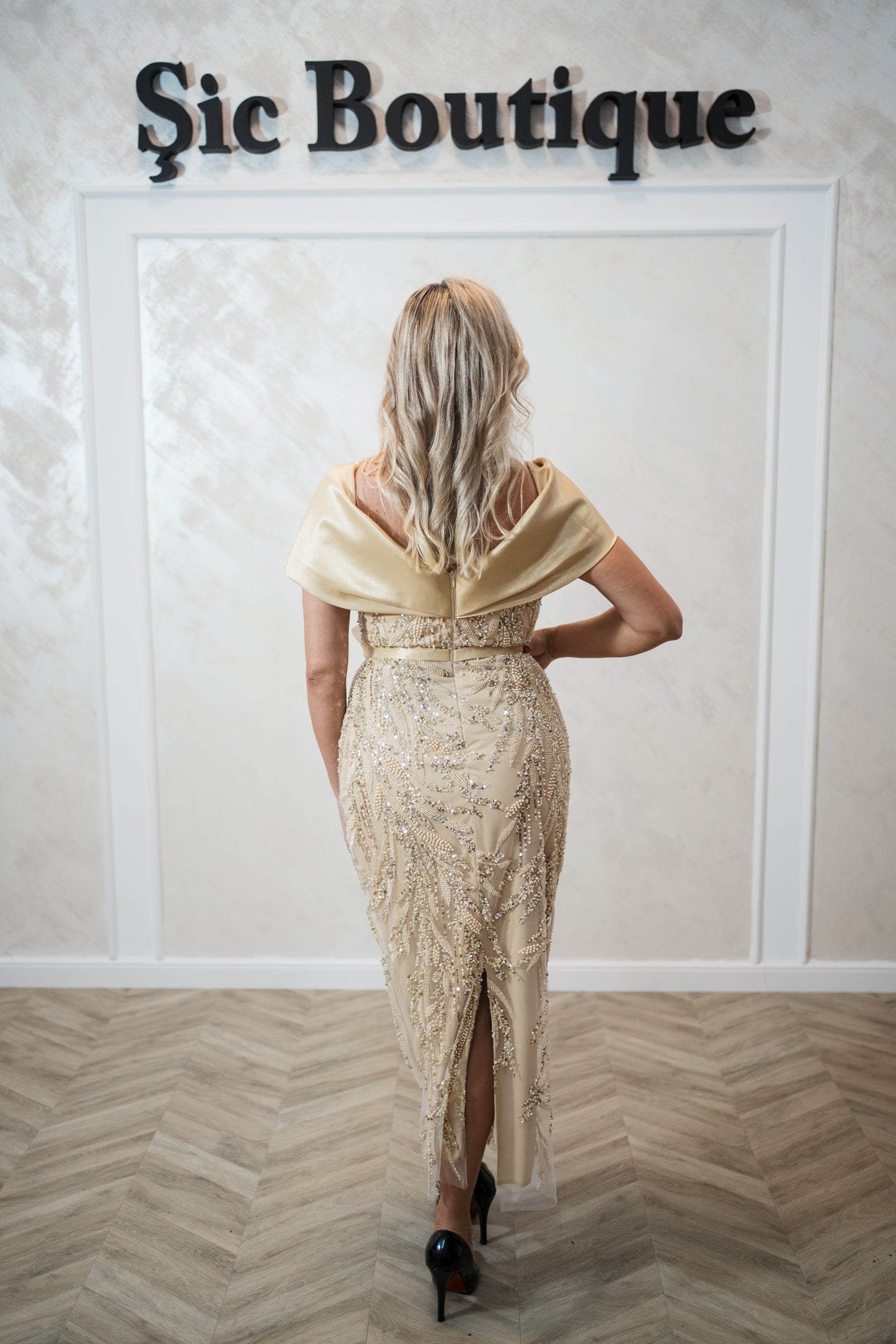 Rochia Marga-Rochie de seară elegantă, stil clasic, cu aplicații din perle și cristale – Auriu Champagne