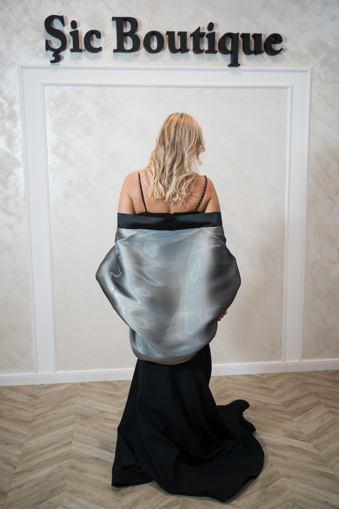 Rochia Desire-Rochie de seară neagră cu șal satinat – Eleganță clasică și rafinament modern