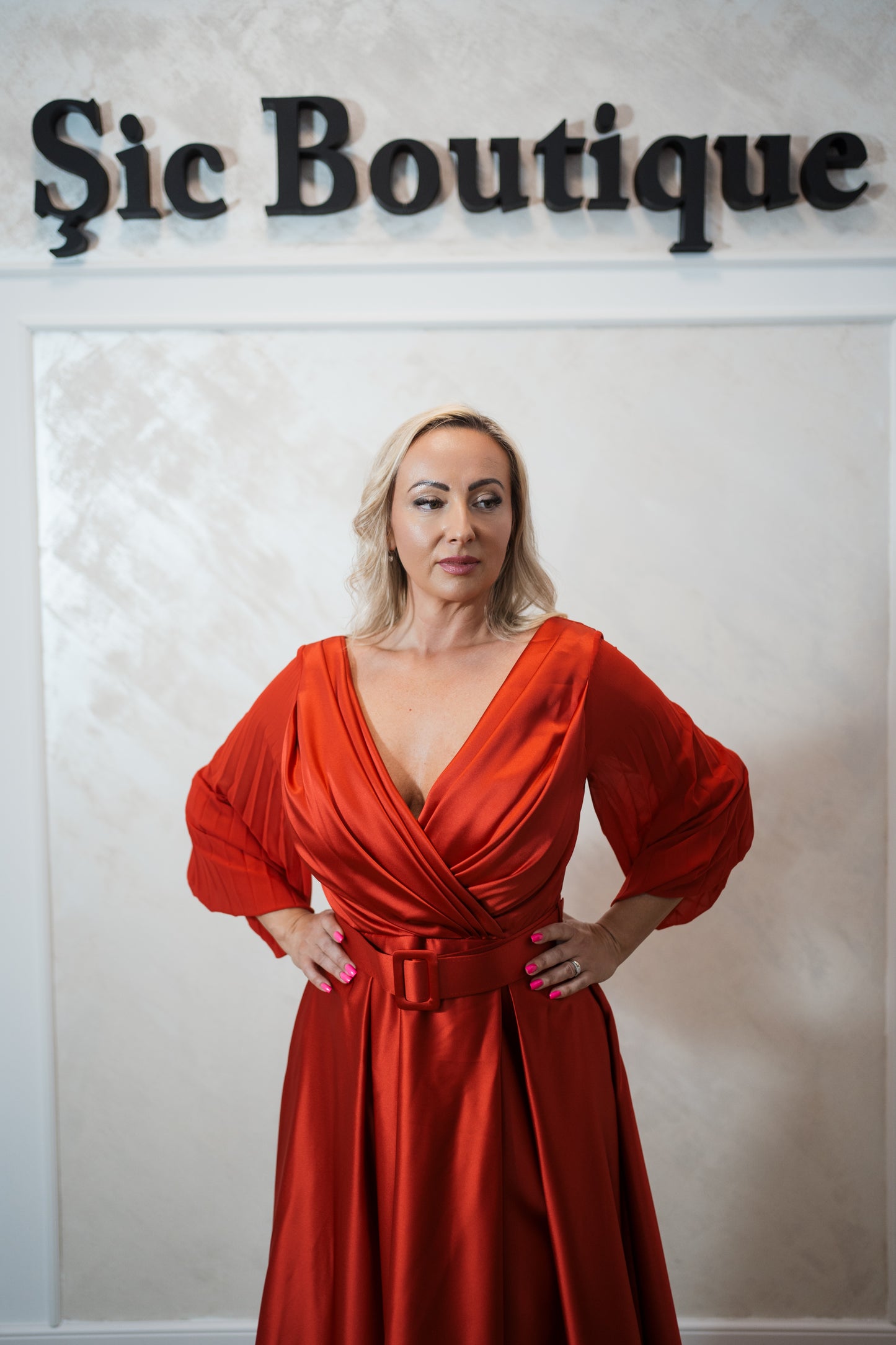 Rochia Bella- midi din satin cu mâneci din voal plisat – Disponibilă în mov și roșu