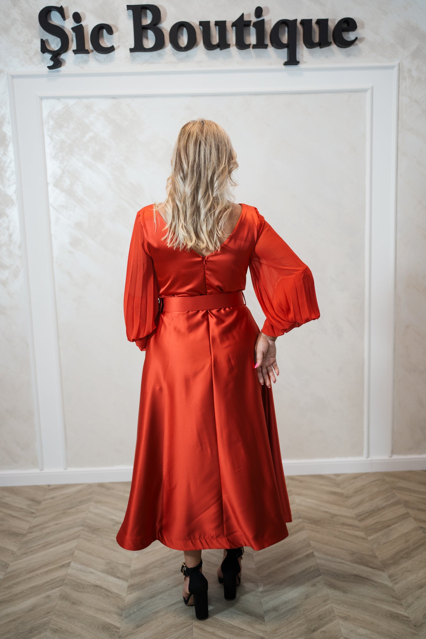 Rochia Bella- midi din satin cu mâneci din voal plisat – Disponibilă în mov și roșu