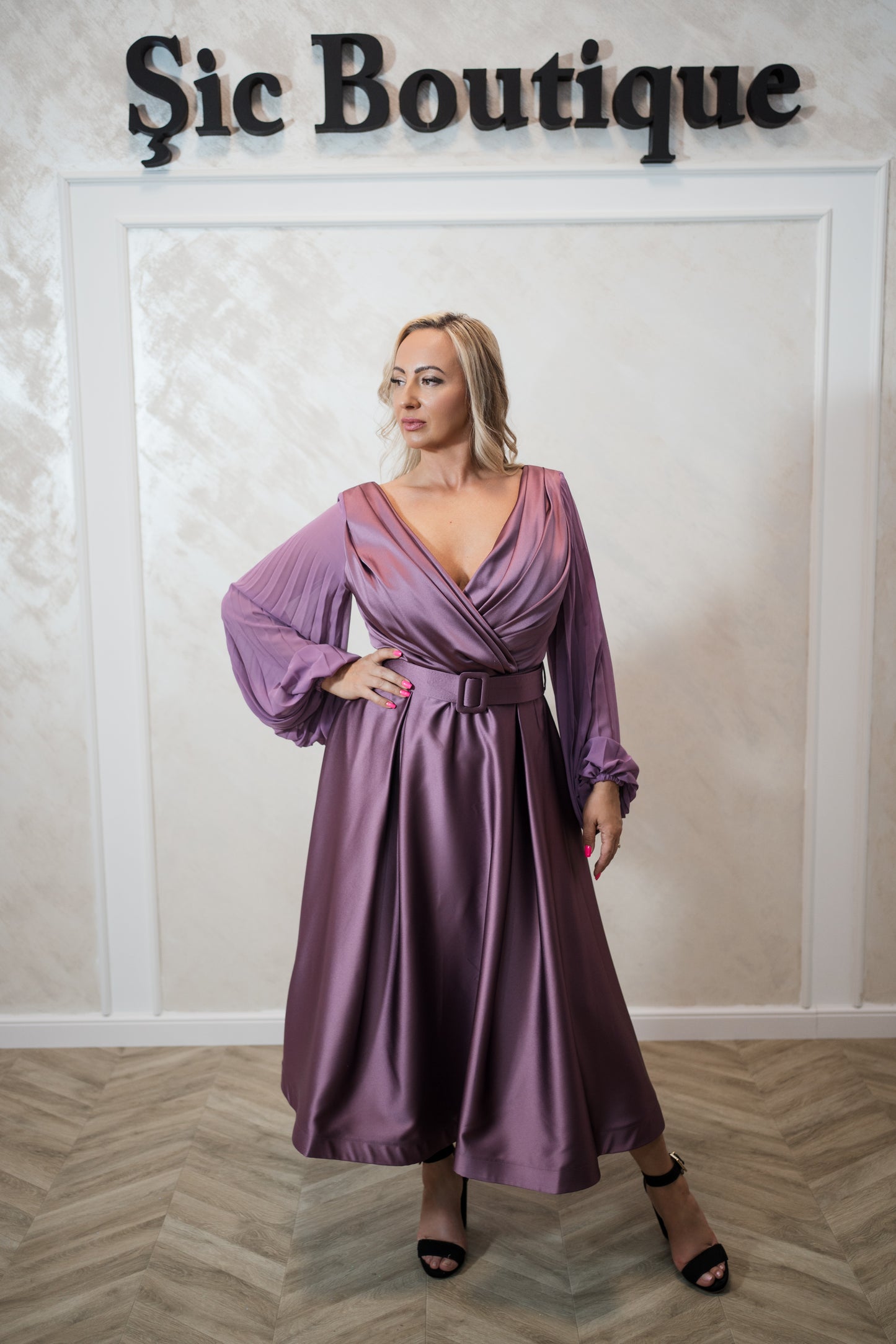Rochia Bella- midi din satin cu mâneci din voal plisat – Disponibilă în mov și roșu