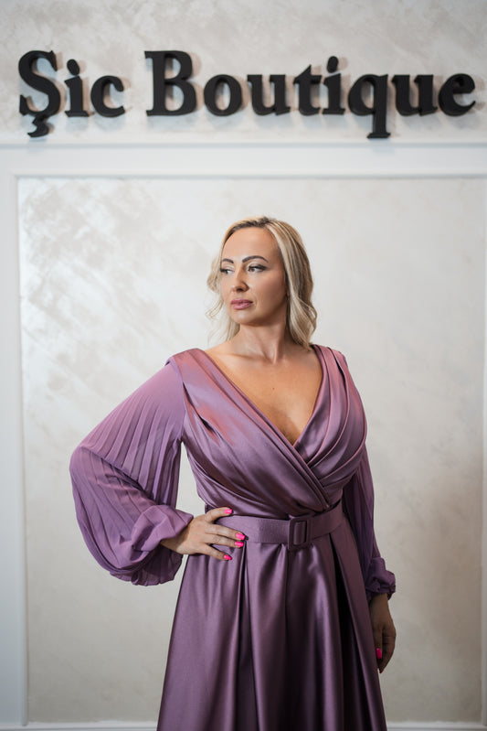 Rochia Bella- midi din satin cu mâneci din voal plisat – Disponibilă în mov și roșu