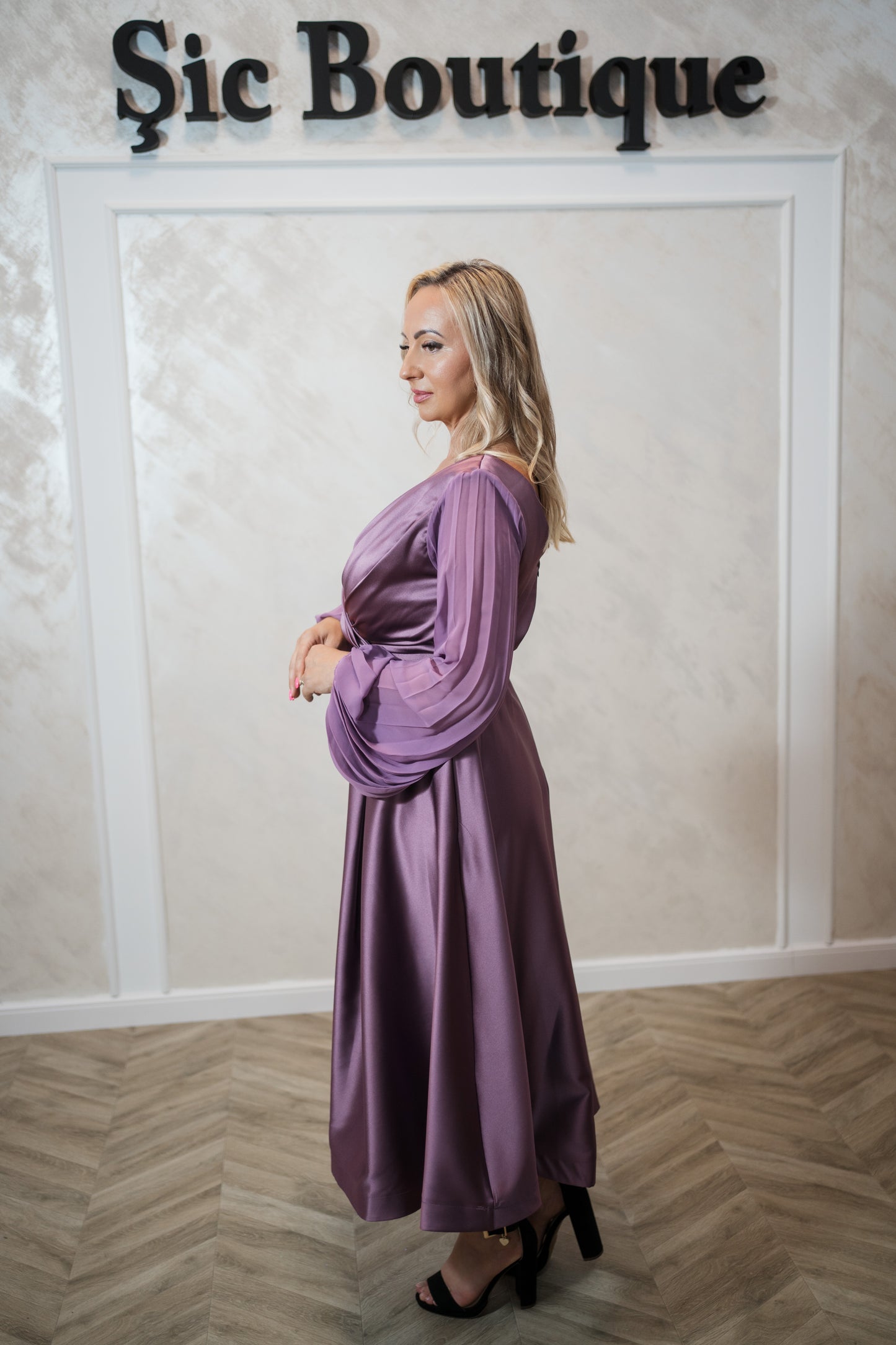 Rochia Bella- midi din satin cu mâneci din voal plisat – Disponibilă în mov și roșu