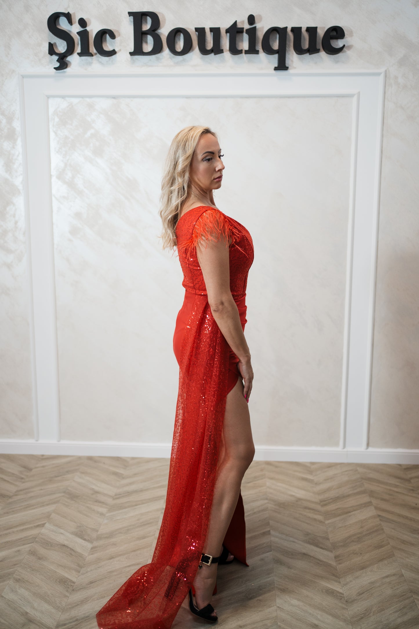 Rochie de seară roșie – model unicat din satin cu pene și dantelă paietată
